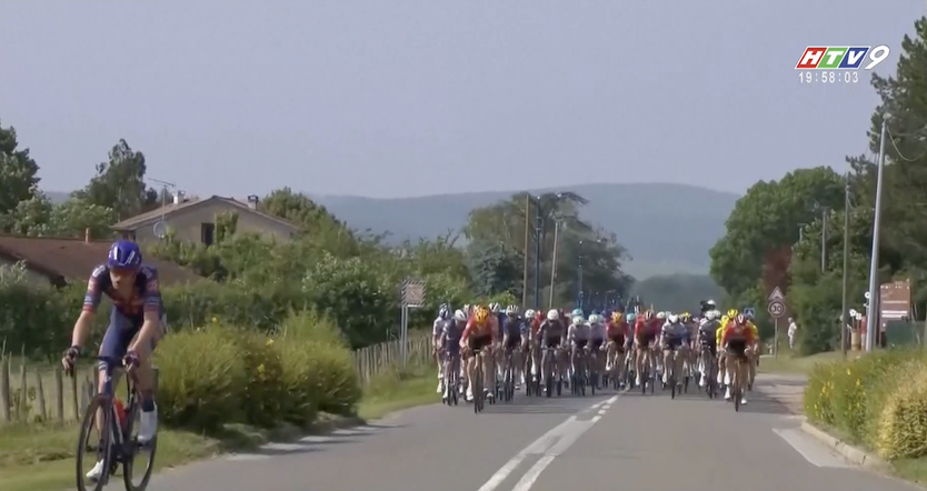 Evenepoel giữ Áo vàng Dauphiné dù ngã xe, Stewart tháng chặng WorldTour đầu tiên - Ảnh 3.