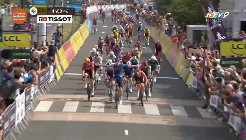 Evenepoel giữ Áo vàng Dauphiné dù ngã xe, Stewart tháng chặng WorldTour đầu tiên - Ảnh 1.