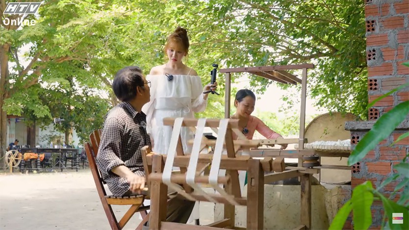 Hari Won thích thú với nghề dệt lụa Mã Châu- Ảnh 3.