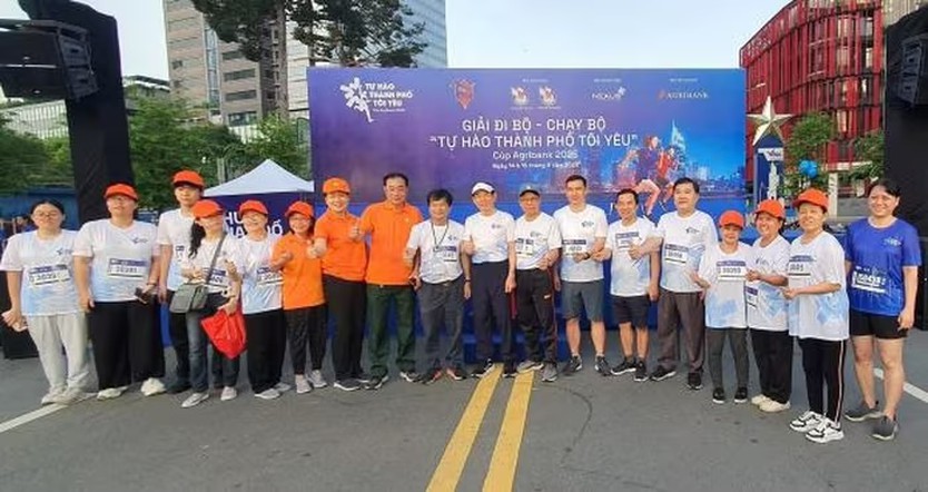 "Tự hào thành phố tôi yêu" qua bước chân những người làm báo - Ảnh 2.