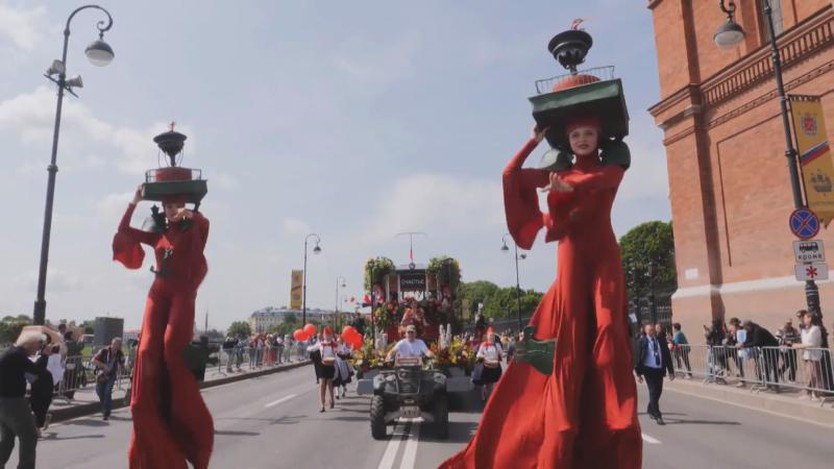 Rực rỡ lễ hội hoa và diễu hành ở St. Petersburg tại Nga - Ảnh 5.