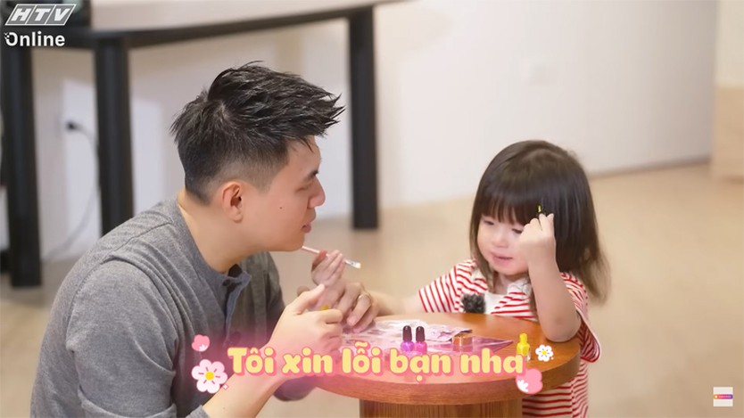 Pam vừa sơn móng vừa học cách ứng xử  - Ảnh 3.