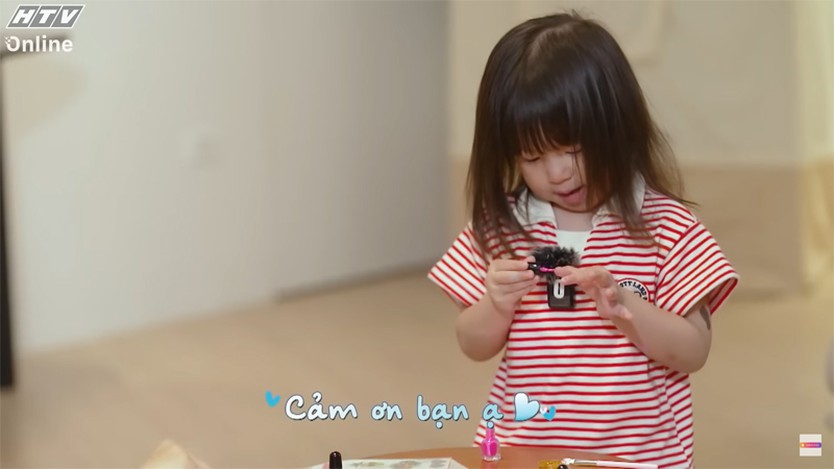 Pam vừa sơn móng vừa học cách ứng xử  - Ảnh 4.