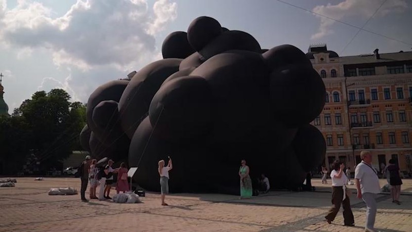 Black Cloud - tác phẩm nhắc nhở nỗi đau chiến tranh ở Ucraina - Ảnh 1.