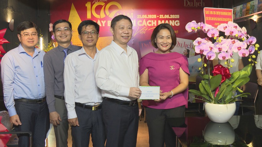 Đoàn đại biểu TP.HCM thăm, chúc mừng cơ quan báo chí - Ảnh 2.