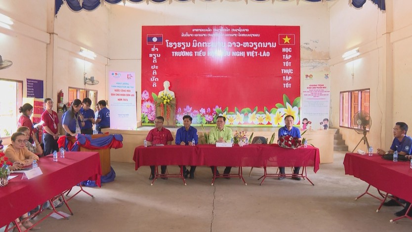 TP.HCM thăm và động viên chiến sĩ, thiếu nhi tình nguyện hè tại Lào - Ảnh 1.