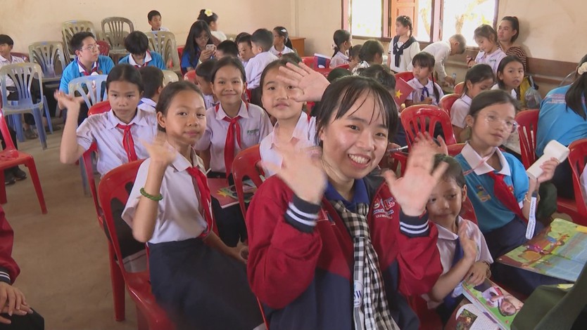 TP.HCM thăm và động viên chiến sĩ, thiếu nhi tình nguyện hè tại Lào - Ảnh 2.