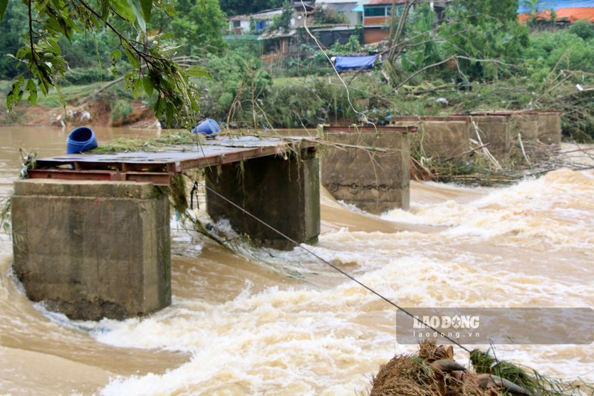 Hiện trường tan hoang tại cây cầu bị lũ cuốn trôi ở Thái Nguyên  - Ảnh 5.