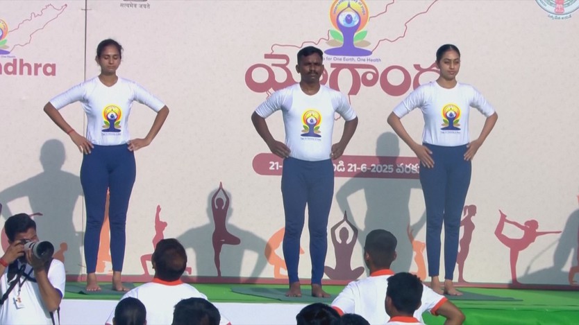 Thủ tướng Ấn Độ tập yoga cùng hàng ngàn người- Ảnh 1.