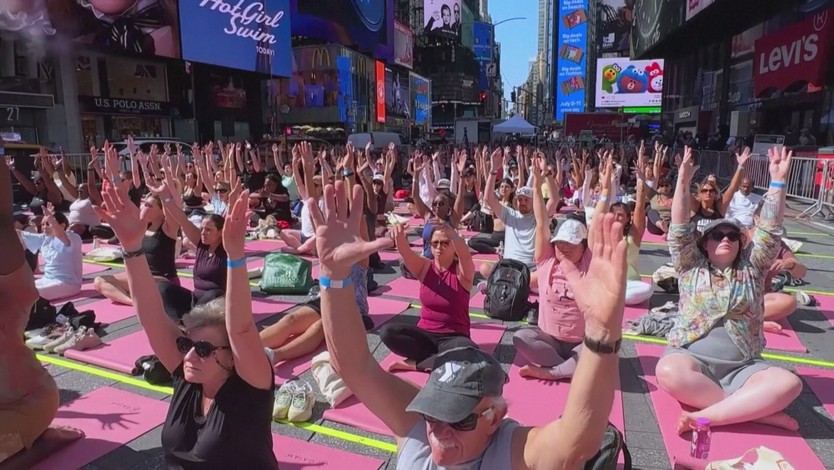 Tập yoga giữa Quảng trường Thời đại Mỹ- Ảnh 1.