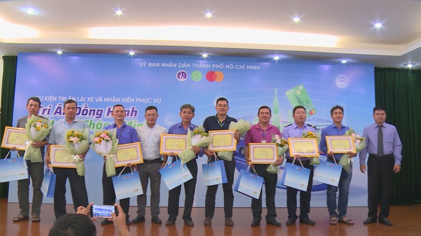 TP.HCM: Vinh danh lực lượng xe buýt, thúc đẩy chuyển đổi số ngành giao thông - Ảnh 2.