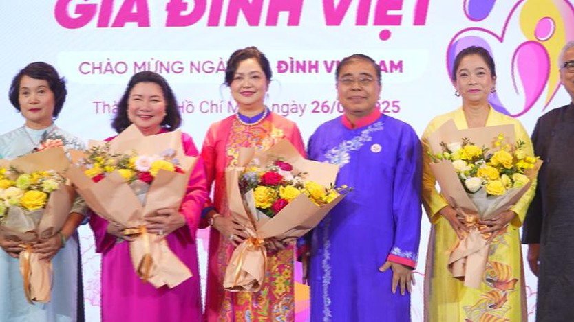 TP.HCM: Tôn vinh áo dài qua chương trình "Gắn kết yêu thương" nhân Ngày Gia đình Việt Nam - Ảnh 1.
