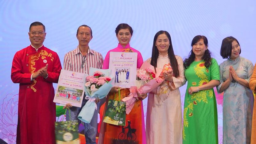 TP.HCM: Tôn vinh áo dài qua chương trình "Gắn kết yêu thương" nhân Ngày Gia đình Việt Nam - Ảnh 2.