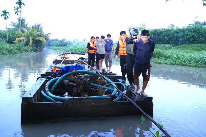 Bắt giữ 6 đối tượng khai thác cát trái phép trên sông Đồng Nai- Ảnh 2.