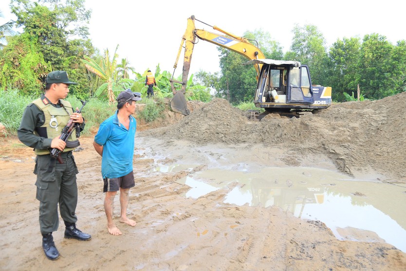 Bắt giữ 6 đối tượng khai thác cát trái phép trên sông Đồng Nai- Ảnh 3.