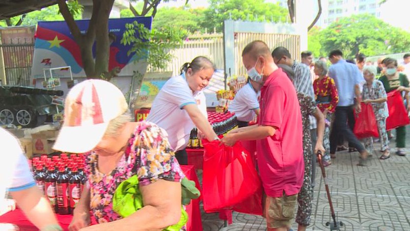 "Siêu thị 0 đồng": Tấm lòng cán bộ Phường 8 vẹn nguyên trước thềm chuyển giao  - Ảnh 2.