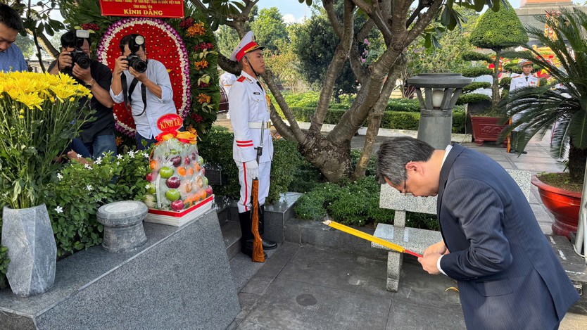 Lãnh đạo TP.HCM dâng dương và khai mạc triển lãm kỷ niệm 110 năm ngày sinh Tổng Bí thư Nguyễn Văn Linh - Ảnh 3.