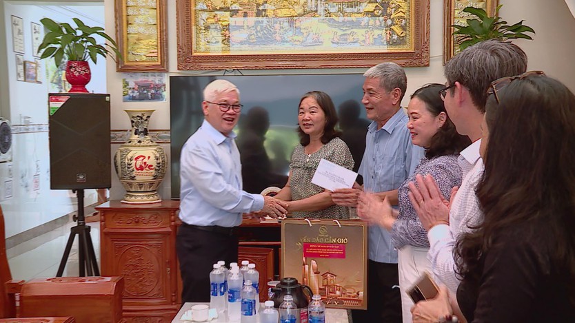 Đoàn Đại biểu Quốc hội TP.HCM thăm hỏi, tặng quà các gia đình chính sách - Ảnh 2.