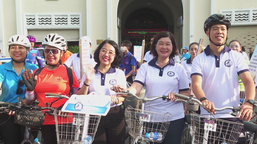 Phường Bến Thành tổ chức lễ diễu hành xe đạp "Đồng hành đổi mới - Vững bước tương lai"- Ảnh 1.
