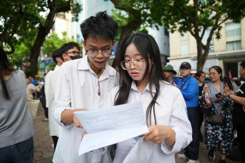 Thí sinh trằn trọc vì chọn ngành, đặt nguyện vọng - áp lực không tên mùa tuyển sinh đại học 2025  - Ảnh 1.