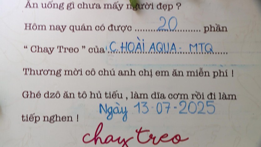 TP.HCM: Ấm lòng những phần cơm "treo", bún "treo" nghĩa tình - Ảnh 1.