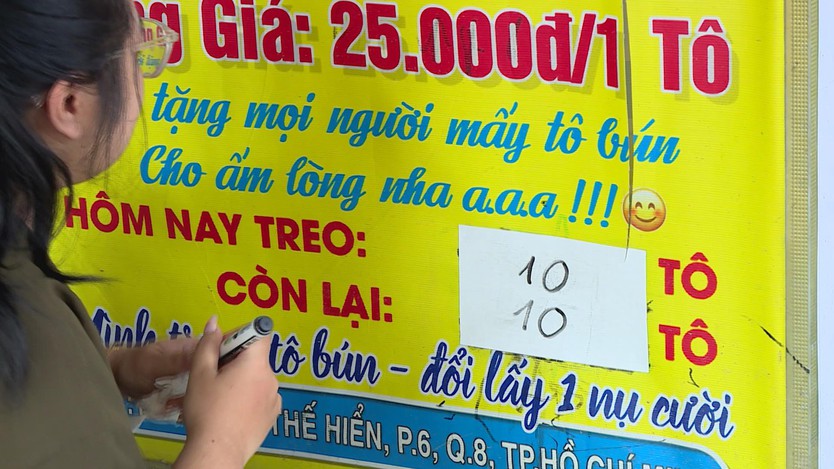 TP.HCM: Ấm lòng những phần cơm "treo", bún "treo" nghĩa tình - Ảnh 2.