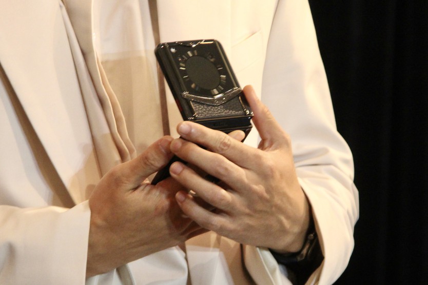 Chiếc Vertu Quantum Flip giá từ 159 triệu đến 2 tỉ đồng  - Ảnh 2.