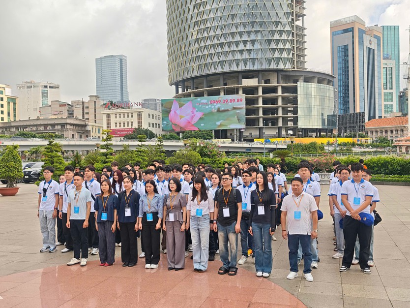Hơn 100 kiều bào trẻ từ khắp thế giới đến TP.HCM tìm hiểu lịch sử - Ảnh 1.