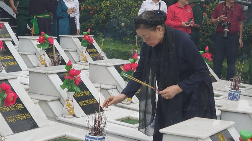 Tri ân anh hùng liệt sĩ tại Vị Xuyên nhân kỷ niệm 78 năm Ngày Thương binh – Liệt sĩ - Ảnh 2.