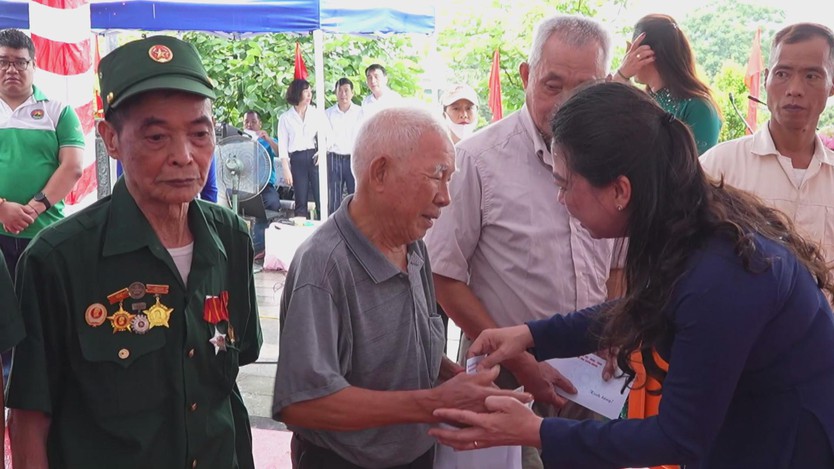 Tri ân anh hùng liệt sĩ tại Vị Xuyên nhân kỷ niệm 78 năm Ngày Thương binh – Liệt sĩ - Ảnh 4.
