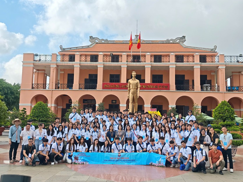 Hơn 100 kiều bào trẻ từ khắp thế giới đến TP.HCM tìm hiểu lịch sử - Ảnh 2.