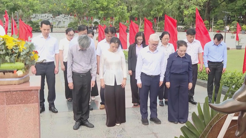 Đoàn đại biểu quốc hội TP.HCM dâng hương tưởng niệm các anh hùng liệt sĩ, thăm gia đình chính sách ở đặc khu Côn Đảo
- Ảnh 1.
