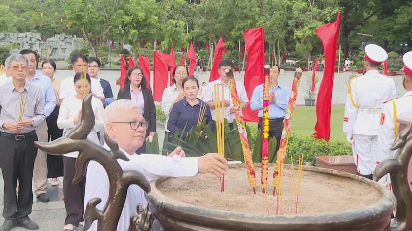 Đoàn đại biểu quốc hội TP.HCM dâng hương tưởng niệm các anh hùng liệt sĩ, thăm gia đình chính sách ở đặc khu Côn Đảo
- Ảnh 2.