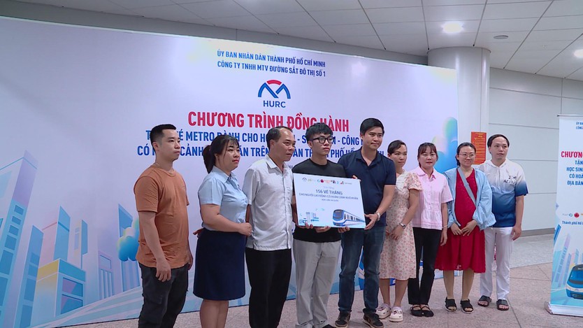 Đi siêu thị online ngay cả khi đang đi Metro- Ảnh 1.