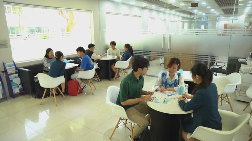 Nhiều trường Đại học công bố ngưỡng điểm xét tuyển 2025: Cơ hội và yêu cầu mới- Ảnh 1.