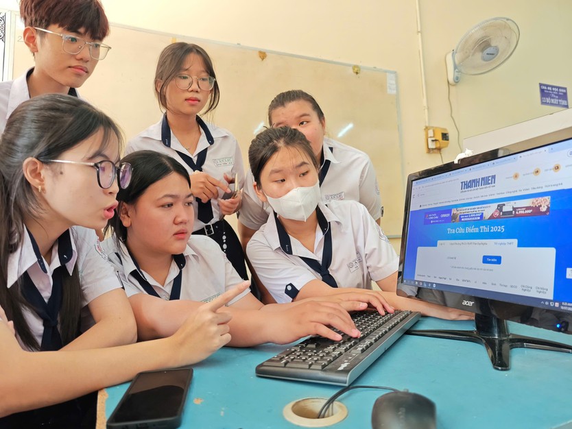 Phổ điểm thi tốt nghiệp THPT 2025: Điểm trung bình, trung vị, độ lệch chuẩn là gì?- Ảnh 1.