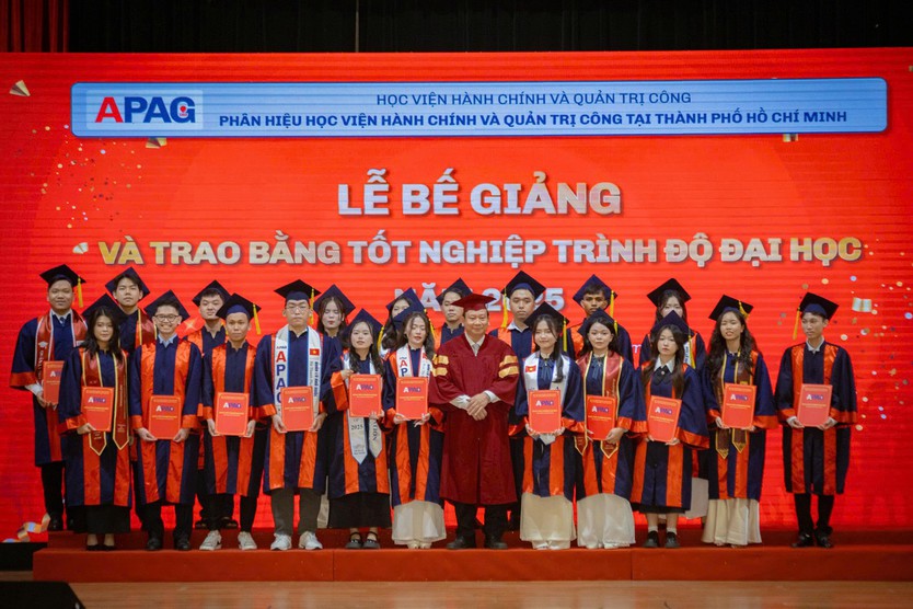 Lễ bế giảng và trao bằng tốt nghiệp trình độ đại học đợt 2 năm 2025, Phân hiệu Học viện Hành chính và Quản trị công tại TP.HCM- Ảnh 6.