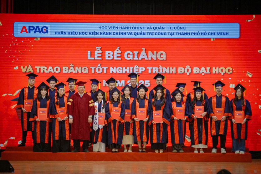 Lễ bế giảng và trao bằng tốt nghiệp trình độ đại học đợt 2 năm 2025, Phân hiệu Học viện Hành chính và Quản trị công tại TP.HCM- Ảnh 2.