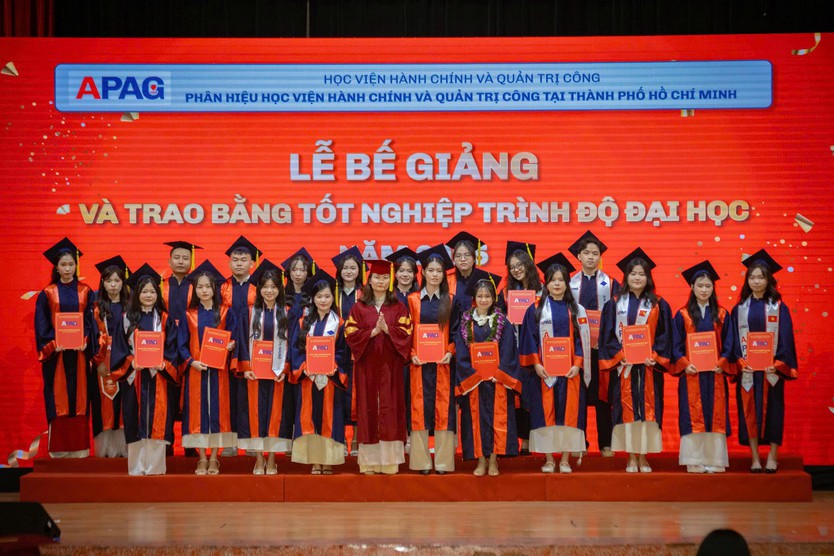 Lễ bế giảng và trao bằng tốt nghiệp trình độ đại học đợt 2 năm 2025, Phân hiệu Học viện Hành chính và Quản trị công tại TP.HCM- Ảnh 1.