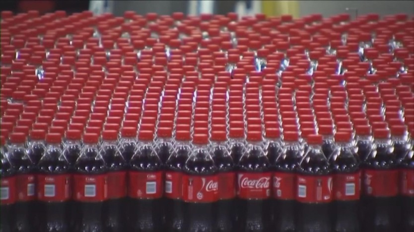 CocaCola sẽ sử dụng đường mía thay siro bắp tạo ngọt tại Mỹ - Ảnh 1.