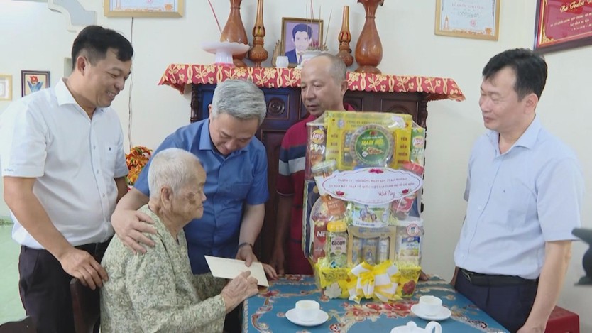 TP.HCM thăm, tặng quà người có công nhân kỷ niệm 78 năm Ngày Thương binh - Liệt sĩ - Ảnh 2.