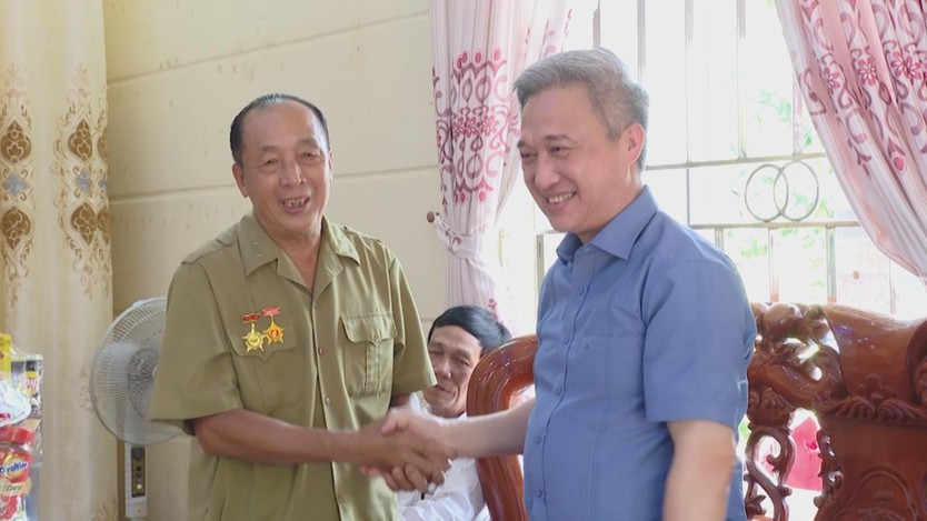 TP.HCM thăm, tặng quà người có công nhân kỷ niệm 78 năm Ngày Thương binh - Liệt sĩ - Ảnh 4.