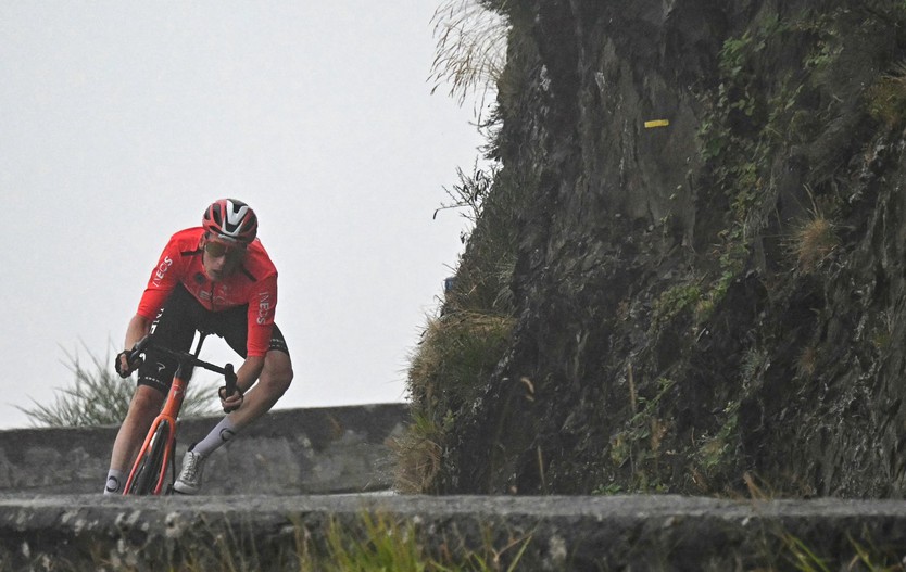 Tadej Pogacar tiếp tục giữ Áo vàng sau chặng 14 Tour de France - Ảnh 1.