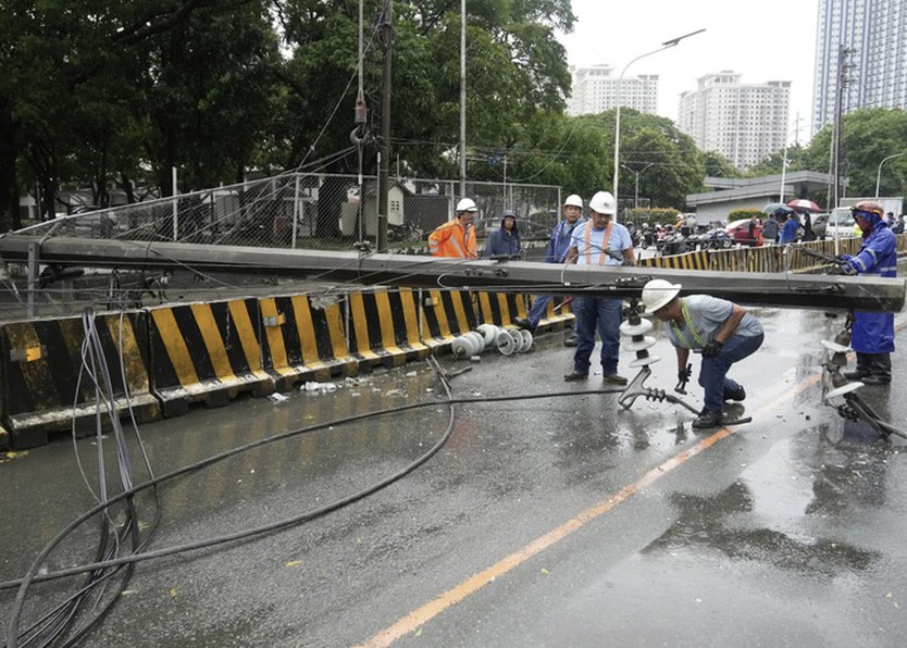 Hong Kong, Trung Quốc nâng cảnh báo lên mức cao nhất đối với bão Wipha.   - Ảnh 1.