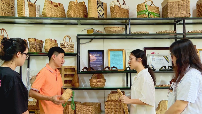 Nâng cao sinh kế cho làng nghề đan lát các sản phẩm từ lục bình  - Ảnh 5.