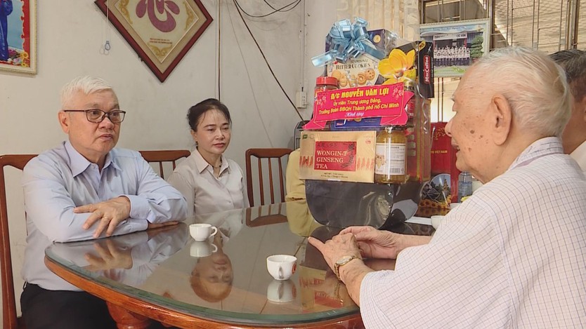 Trưởng Đoàn Đại biểu Quốc hội TP.HCM thăm, tặng quà gia đinh chính sách  - Ảnh 2.