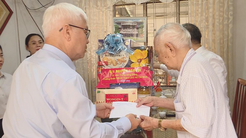 Trưởng Đoàn Đại biểu Quốc hội TP.HCM thăm, tặng quà gia đinh chính sách  - Ảnh 1.