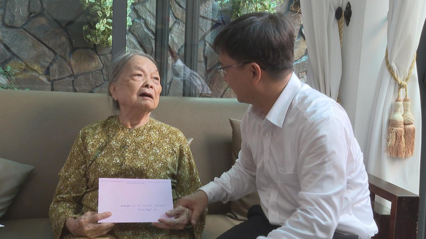 Trưởng Ban Tuyên giáo và Dân vận Thành ủy TP.HCM thăm, tặng quà các gia đình chính sách tiêu biểu - Ảnh 1.