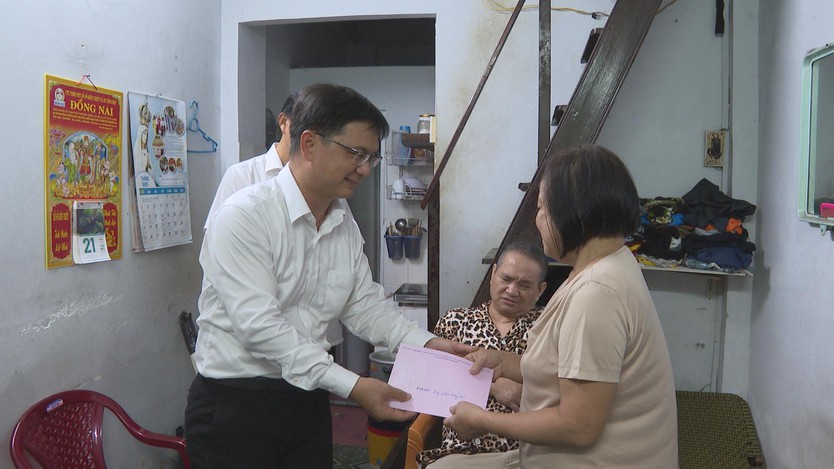 Trưởng Ban Tuyên giáo và Dân vận Thành ủy TP.HCM thăm, tặng quà các gia đình chính sách tiêu biểu - Ảnh 3.