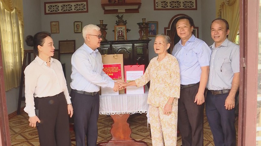 Trưởng Đoàn Đại biểu Quốc hội TP.HCM thăm, tặng quà gia đinh chính sách  - Ảnh 4.